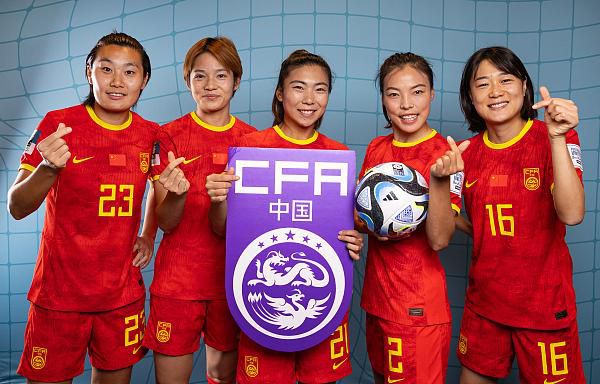 2025-06-12 《花漾少女杀人事件》登场刊 张子枫染上谁的血？