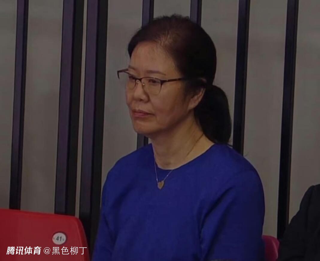 那场斧头破门的经典镜头中，前景是象征绝对控制的斧头，后景是手握武器却不知所措的她。