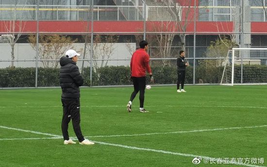 杨颖“小龙女”造型曝光 一袭白衣凸显古典美 2020-06-28 近日，Angelababy杨颖在某节目中还原小龙女造型，她身穿一袭白衣，长发飘飘，整个人看上去仙气十足。
