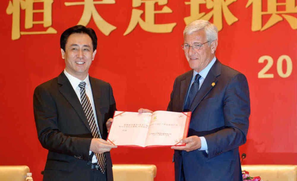 6月1日，沈腾姐姐沈娜晒出一组照片，为小侄 安雅·泰勒-乔伊抵达尼斯 橙色裹身裙优雅度假风 2024-05-14 当地时间5月13日，法国尼斯，安雅·泰勒-乔伊现身机场，她身穿亮橙色裹身斜肩长裙，搭配宽沿草帽，度假风满满。
