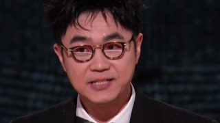 红地毯上星光熠熠，演员姜艺媛作为此次电影节开幕式主持人惊艳亮相，携手男主持郑贤武还大秀事业线。